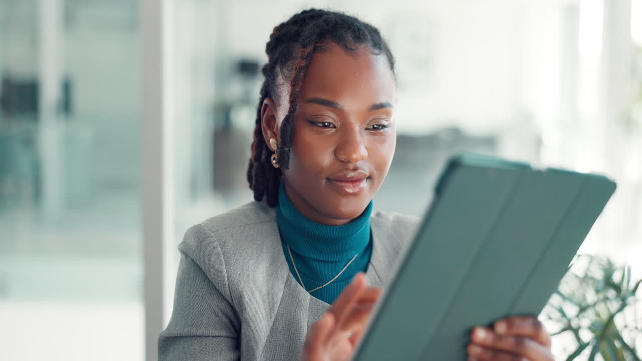 Donna d'affari che usa il tablet in un ufficio moderno