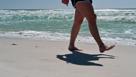 Frauen-Spazieren-An-Einem-Strahlend-Sonnigen-Sommertag-An-Den-Weißen-Sandstränden-Mit-Klarem-Smaragdgrünem-Wasser-Und-Wellen-Am-Golf-Von-Mexiko