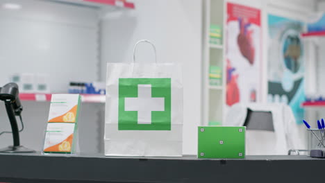 bolsa de papel con medicamento y superficie de pantalla verde que se muestra en la caja de pastillas