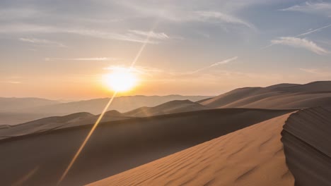 Increíble-Lapso-De-Tiempo-Del-Sol-Saliendo-Sobre-Las-Majestuosas-Dunas-De-Arena-Del-Desierto-De-Abu-Dhabi-En-Un-Día-Claro