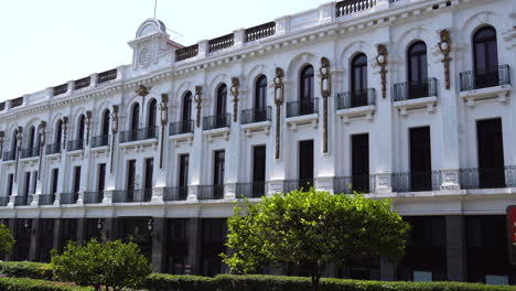 edificio exterior de la embajada, edificio del museo o edificio del gobierno