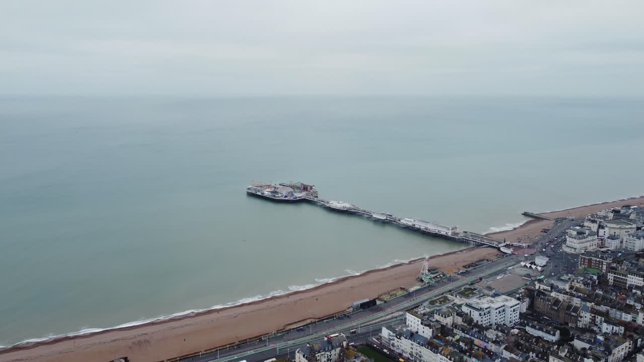 el muelle y la playa de brighton, vista de ariel en un día nublado