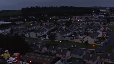 Barrio-Residencial-En-Las-Afueras-De-La-Ciudad.-Calles-Oscuras-En-La-Ciudad-Después-Del-Atardecer.-Calles-Al-Anochecer.-Killarney,-Irlanda