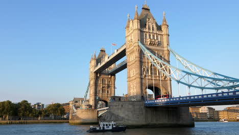 Un-Barco-Que-Pasa-Por-El-Río-Támesis-Bajo-El-Puente-De-La-Torre,-Uno-De-Los-Lugares-Más-Famosos-De-Londres,-Reino-Unido---Tiro-Completo