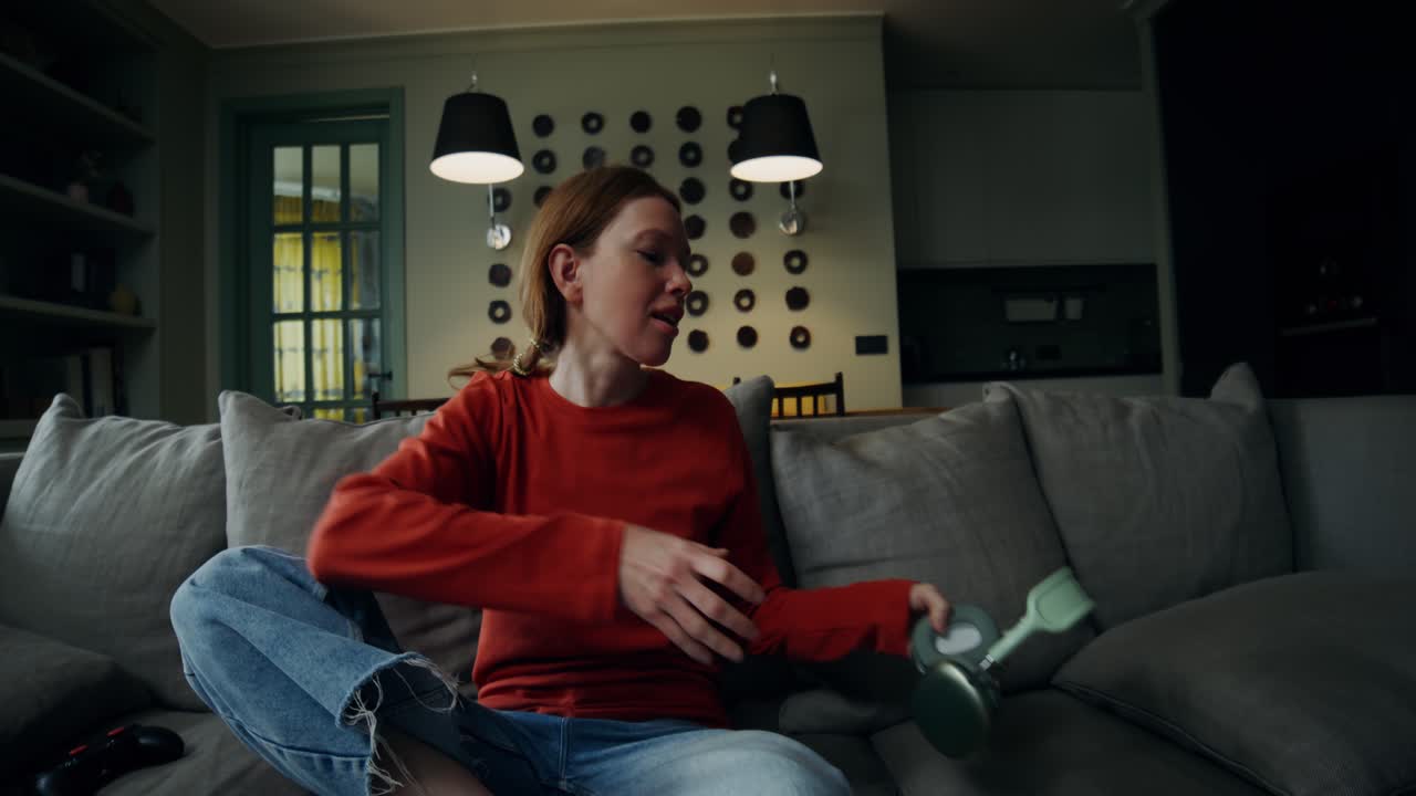 소파에서 비디오 게임을 하는 여자