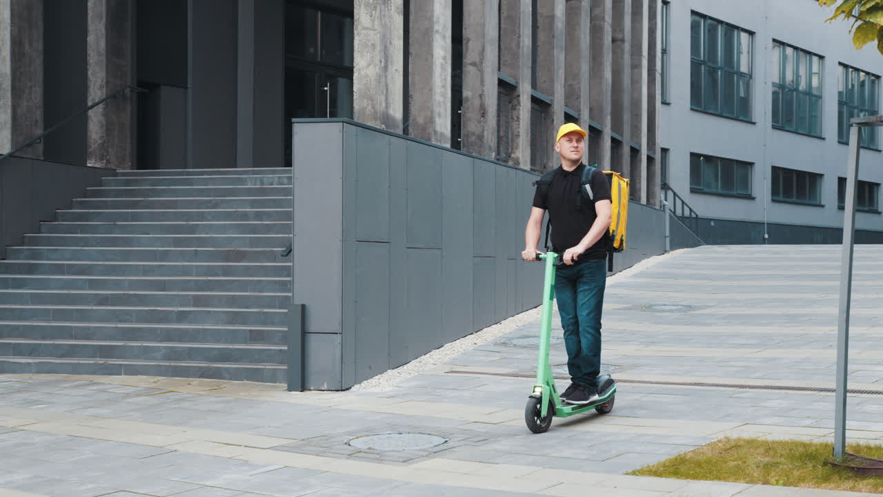 전기 스쿠터를 타고 배달하는 사람