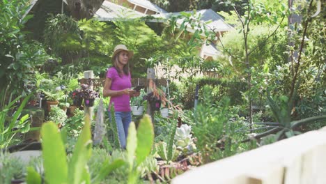 Frau-Nutzt-Digitales-Tablet-In-Einem-Botanischen-Garten