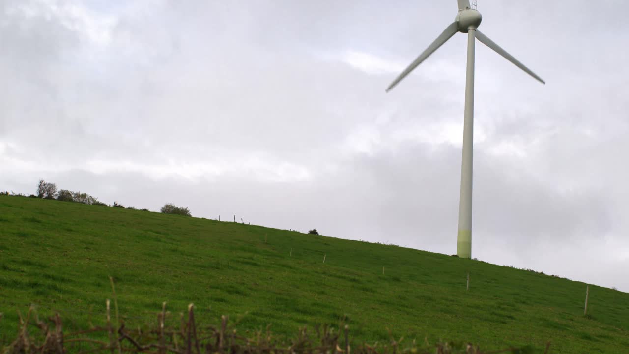 언덕 위에서 회전하는 풍차