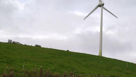 Windmühle-Dreht-Sich-Auf-Einem-Hügel