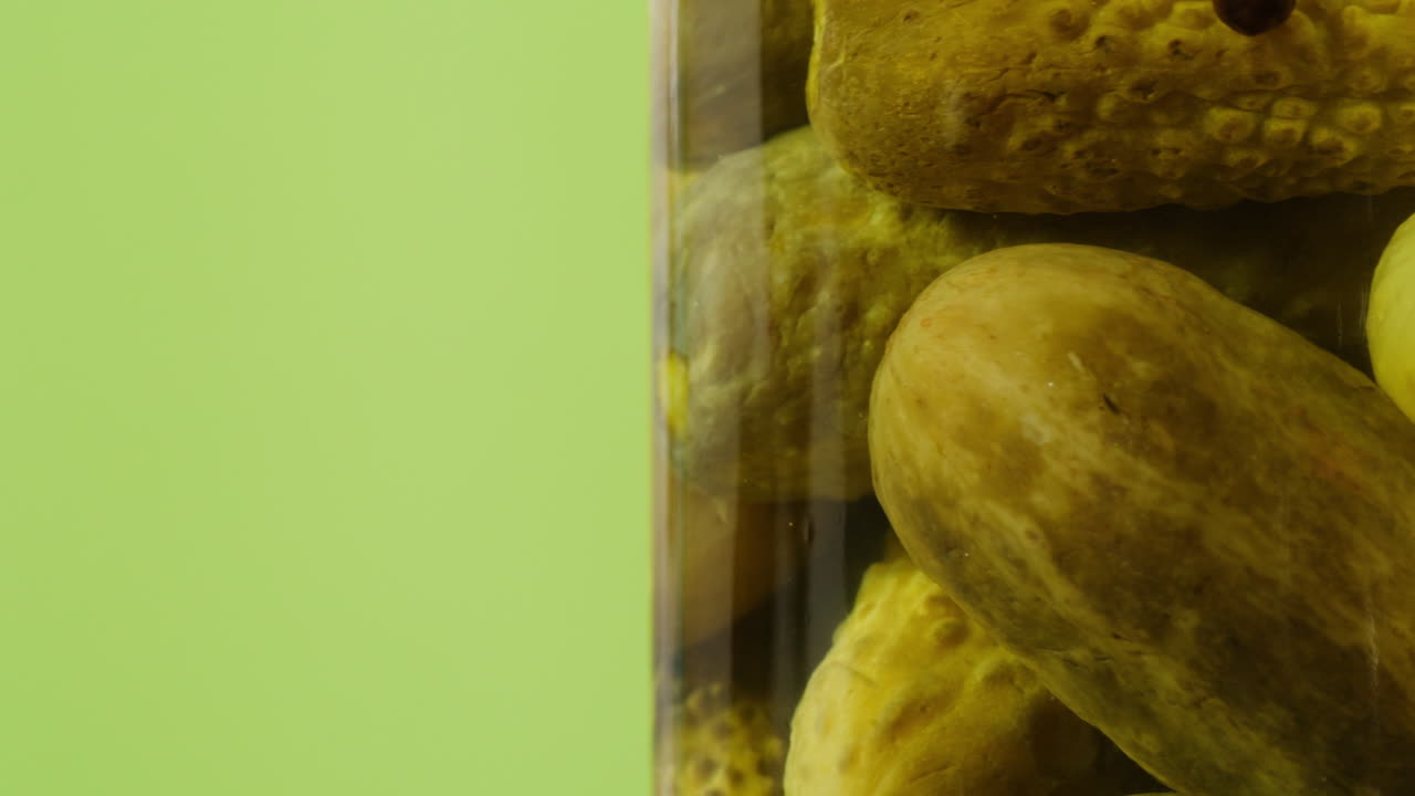 pepinos encurtidos en un frasco