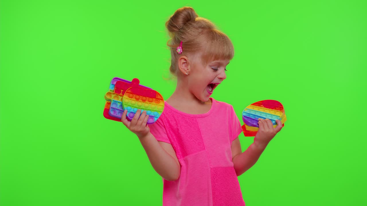 niño sonriente niña niño sosteniendo apretando anti-estrés pop es juguetes de pantalla táctil simple juego de hoyuelos