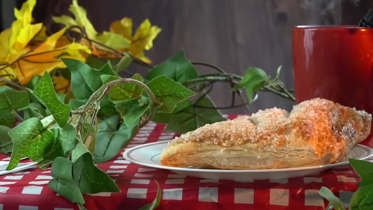 사막 또는 아침 식사를 위해 뜨거운 음료와 함께 맛있는 사과 뒤집기