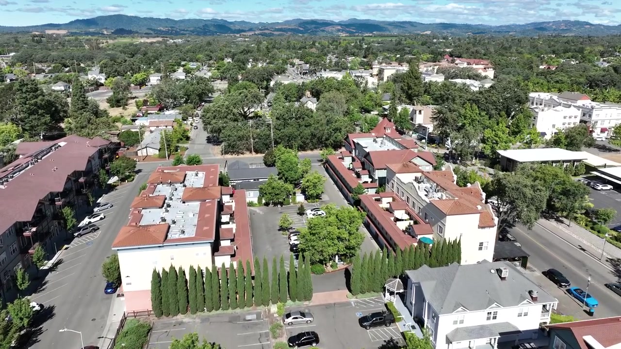 Amplias imágenes aéreas de dron de Windsor, California, mostrando el distrito comercial del centro, centros comerciales, calles locales, Windsor River Road y el cercano corredor de la Autopista 101. Ideal para viajes.