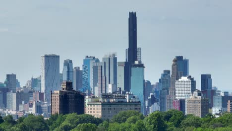 Toma-Aérea-Con-Lente-De-Zoom-Del-Horizonte-De-Brooklyn