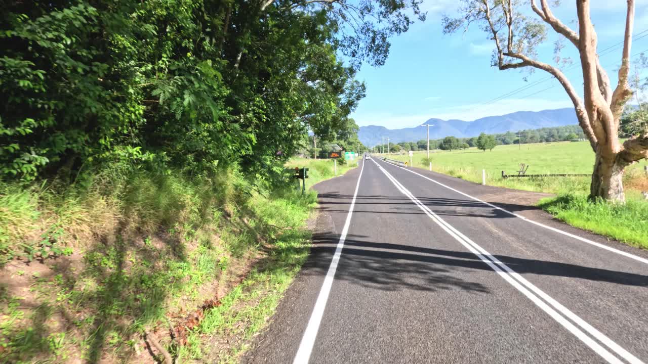 평화로운 시골 고속도로를 여행하는