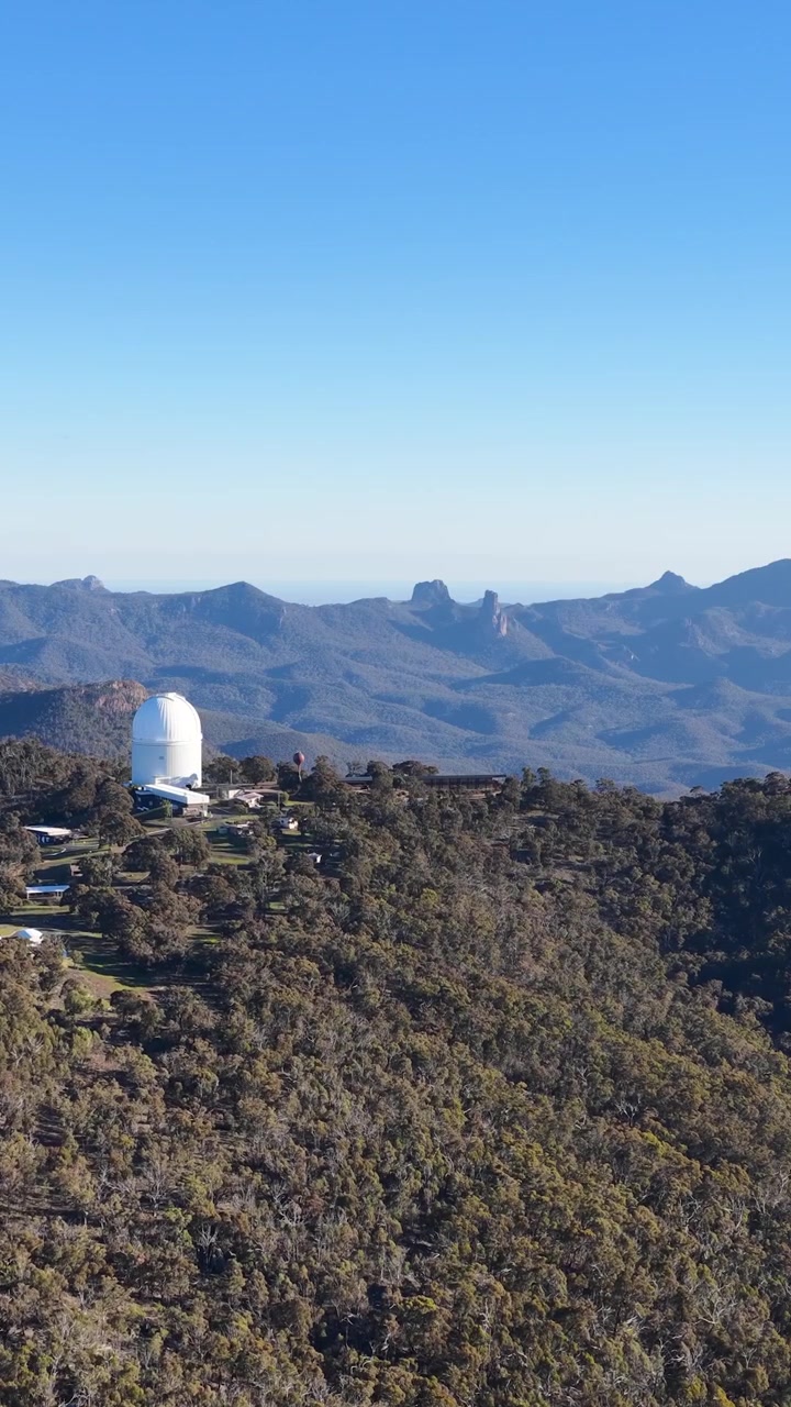 Ilmakuva Siding Springin observatoriosta vuoristoharjanteella
