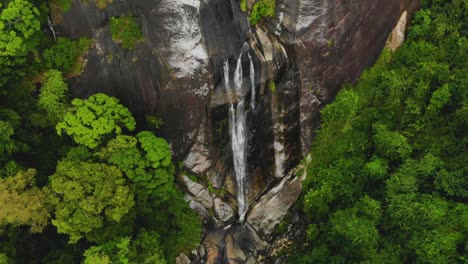 Toma-Fija-En-Cámara-Lenta-De-Una-Cascada