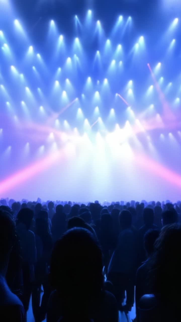 Scena di concerto vibrante con luci laser colorate e una folla entusiasta che si gode una performance accattivante, creando un'atmosfera elettrica piena di energia