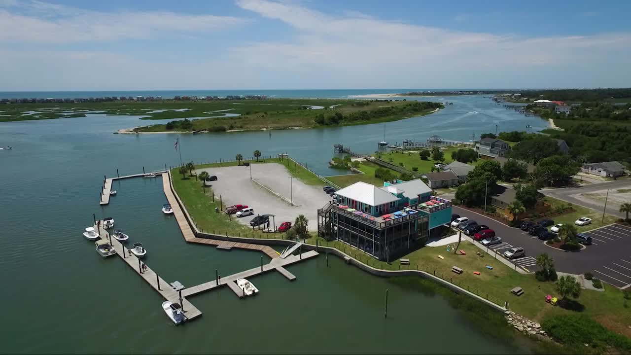 샬롯 노스 캐롤라이나 근처 바다 섬 해변 노스 캐롤라이나 근처 화창한 날에 intracoastal 수로의 드론 샷