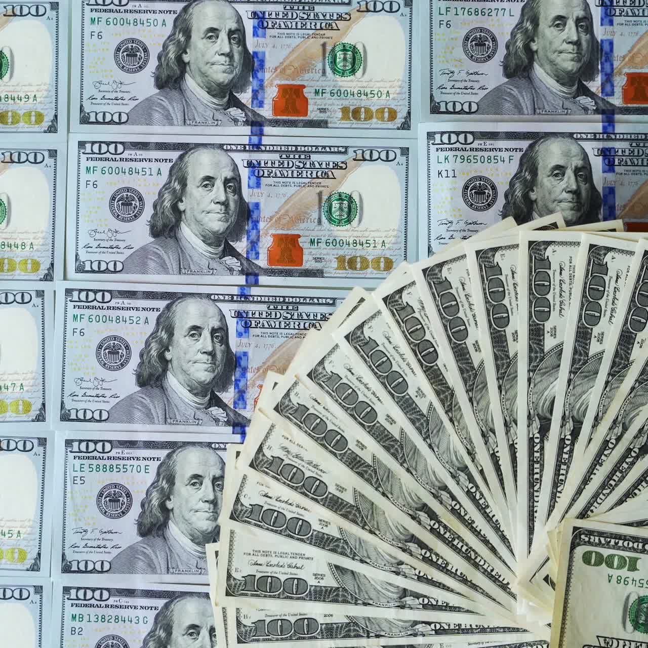 미국 돈의 풍부한 배경: 100 달러 지폐의 회전, 현금 배경에 많은 100 달러 지표의 회전.