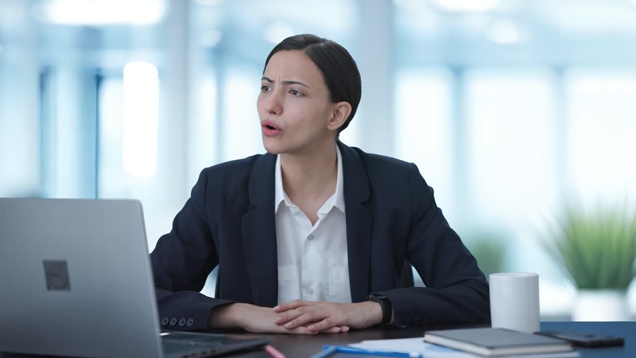 una donna indiana arrabbiata che grida agli impiegati