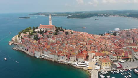 Toma-Aérea-De-Una-Hermosa-Ciudad-Europea-En-Croacia