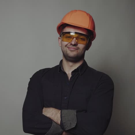 retrato de un joven ingeniero con casco
