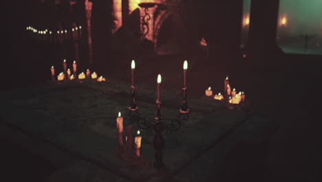 velas en una iglesia oscura