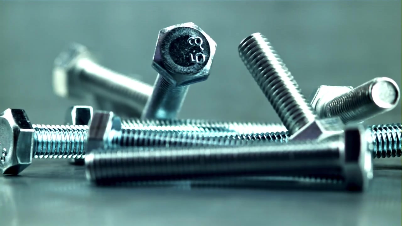 Slowmotion nærbillede af metalbolte, der falder