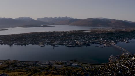 Malerische-Aussicht-Auf-Tromsø-Von-Fjellheisen-Im-Herbst---Tromsø-Brücke-über-Die-Meerenge-Tromsoysund-In-Troms-Und-Finnmark,-Norwegen---Drohnenaufnahme