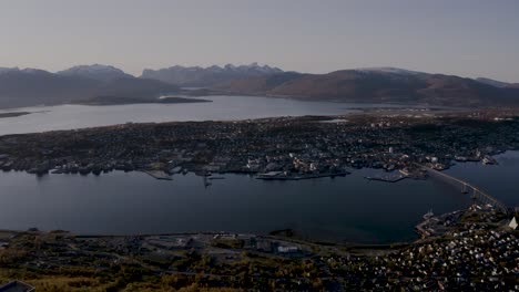 vista panorámica de tromso desde fjellheisen en otoño - puente de tromso a través del estrecho de tromsoysundet en troms og finnmark, noruega - disparo de drones