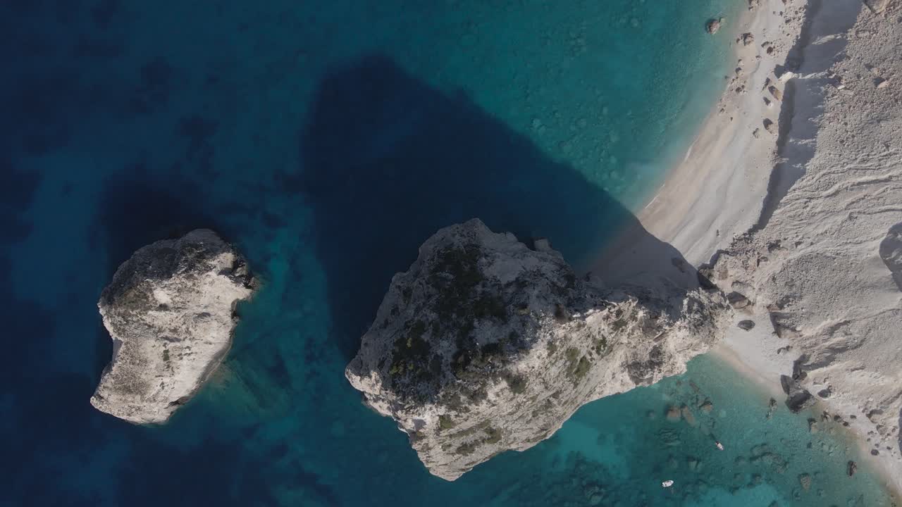 Rocce di Mizithres a Zante, splendida ripresa drone dall'alto con le formazioni rocciose al centro che proiettano ombre sul mare