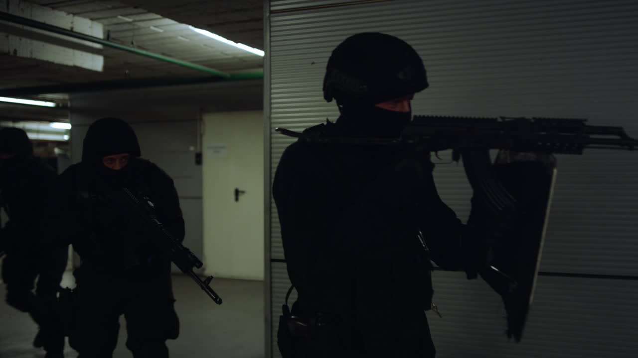 警察の捜査部隊が建物を捜査している