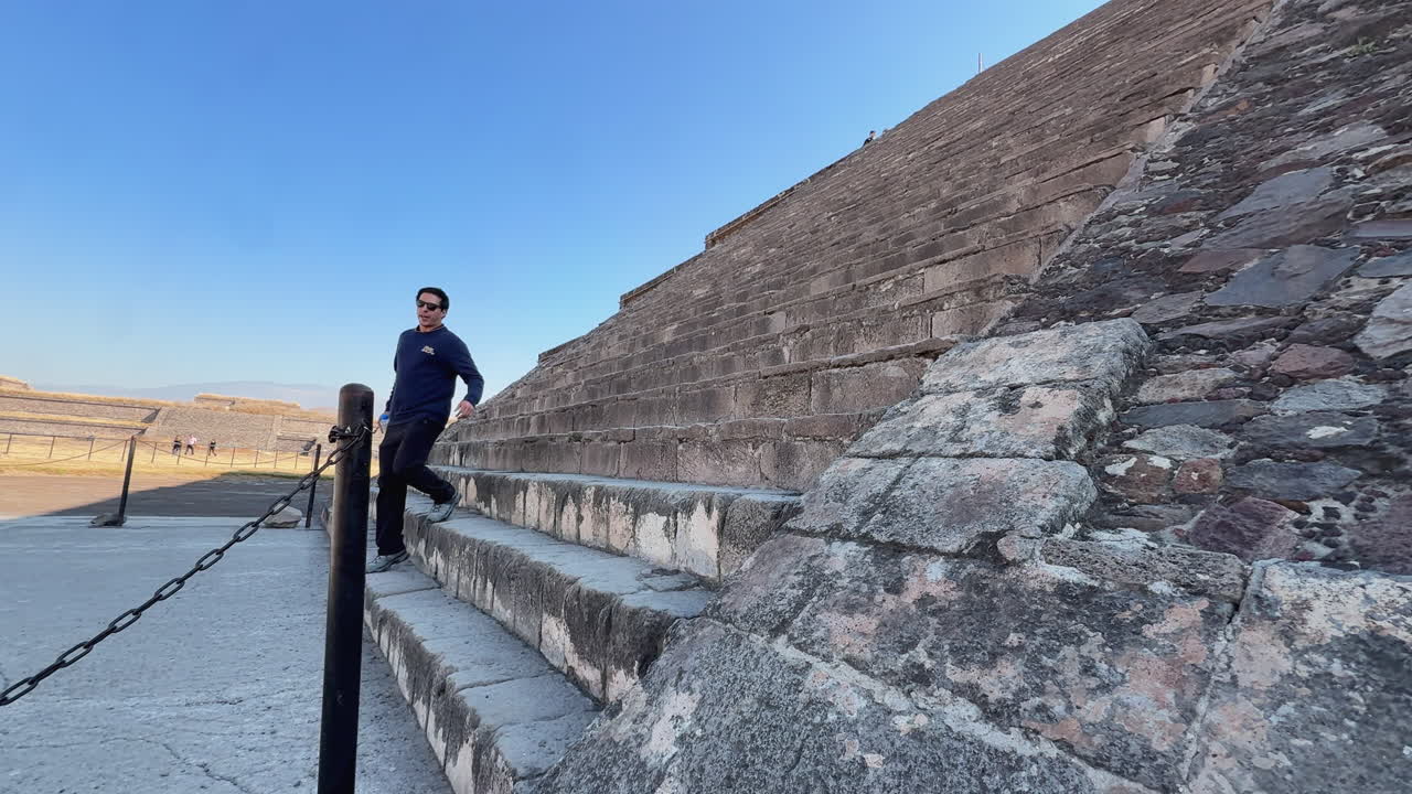 Un turista scende le scale della piramide di Teotihuacan, anche chiamata Piramide della Luna, Messico