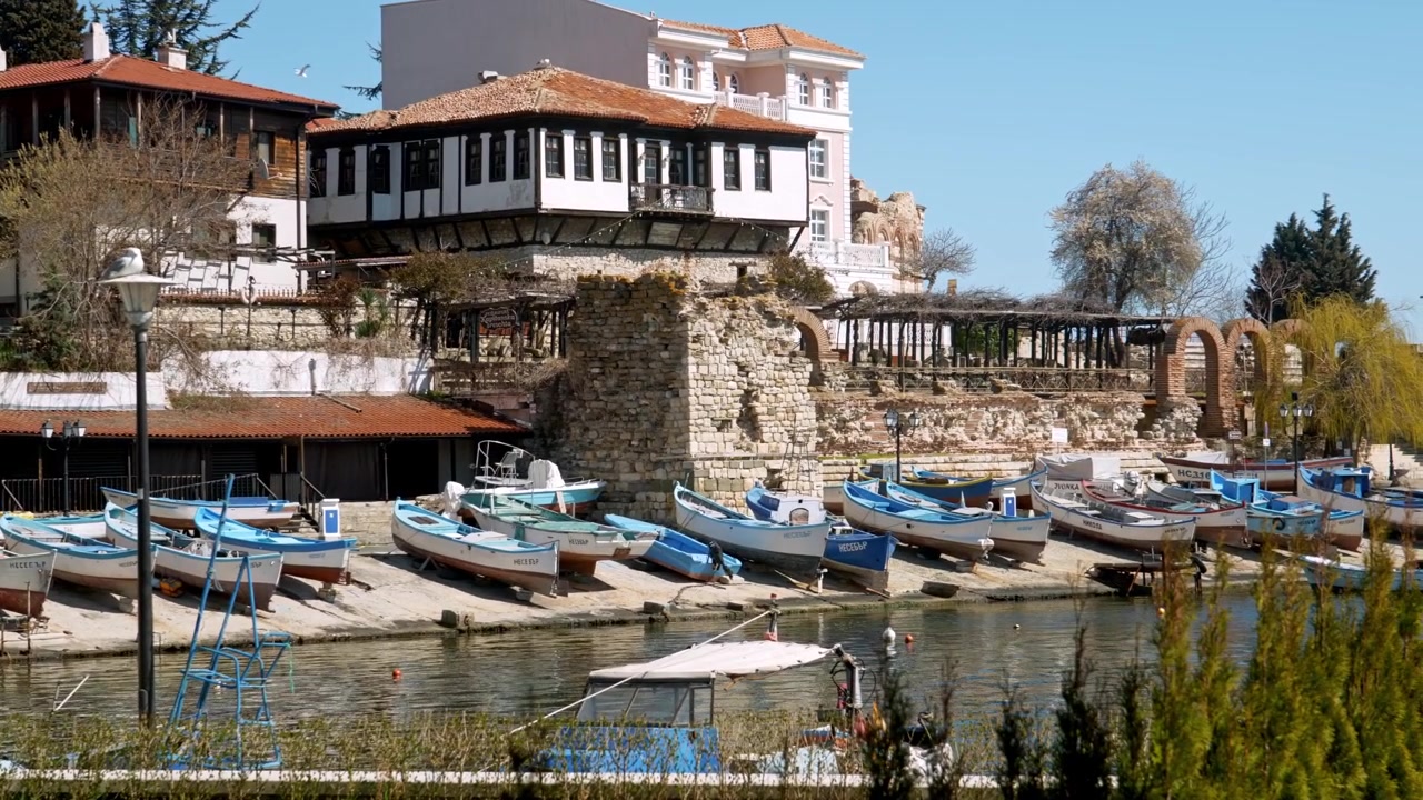 Piccole barche da pesca blu a secco in un tranquillo porto