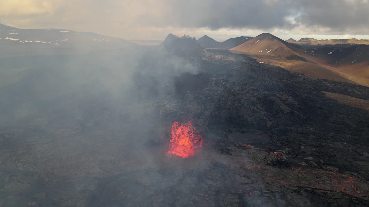 Vulkanudbrud set ovenfra