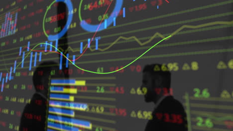 beursgegevensanimatie over silhouetten van zakenlieden die trends analyseren