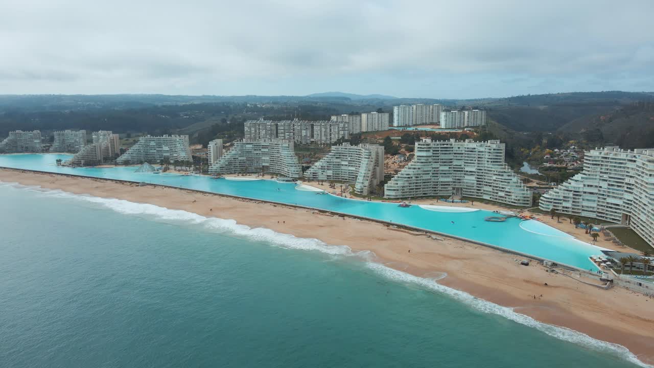 antena de la piscina turquesa más grande del mundo cerca del mar, playa de arena y lujosos resorts en algarrobo, chile