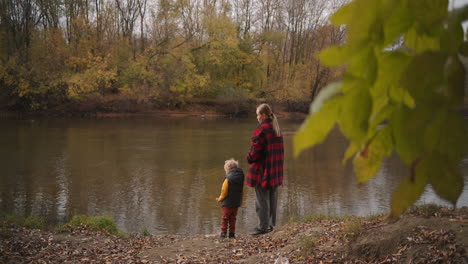 Ruhiges-Wochenende-In-Der-Natur-Frau-Und-Ihr-Kleiner-Sohn-Bewundern-Waldsee-Am-Herbsttag-Wandern-Und-Ausruhen-Im-Wald-Oder-Parkbereich-Glückliche-Mutter-Und-Kind