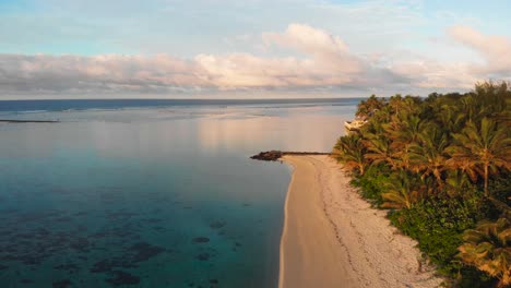 Volando-Sobre-La-Isla-Paradisíaca-Con-Hermosas-Playas-De-Arena-Blanca-Y-Exuberantes-Palmeras