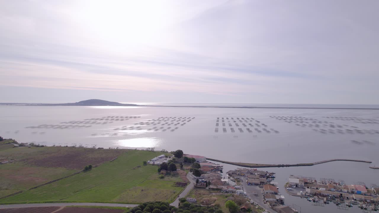 프랑스 세테 해안 에 있는 조개 농장 의 공중 풍경
