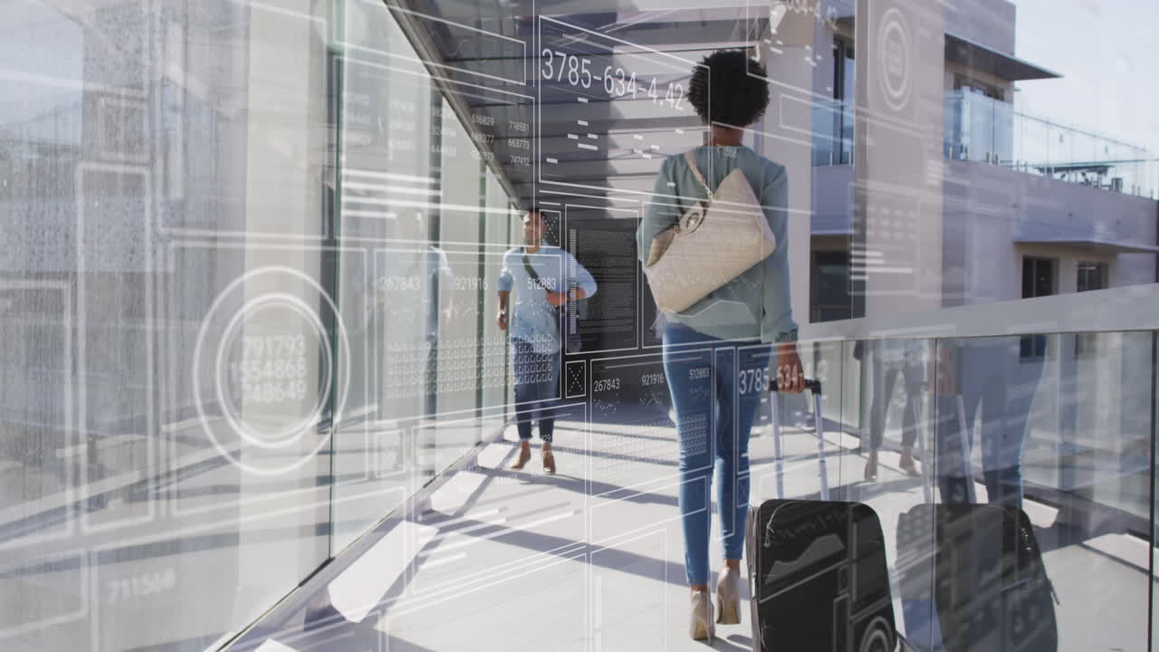 animación de la interfaz con procesamiento de datos contra el hombre biracial corriendo en el pasillo de la oficina.