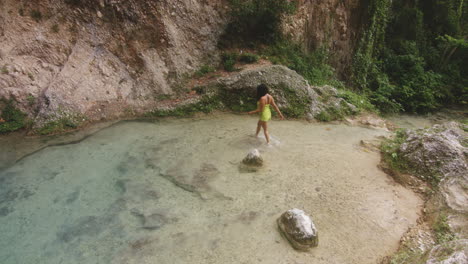 Weiblicher-Tourist-Auf-Natürlichem-Schwimmbad-Am-See-Mata-De-Maiz-In-Polo,-Dominikanische-Republik