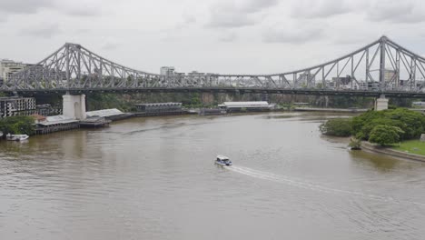 vista de avión no tripulado del río brisbane: el ferry kitty cat se acerca al puente de la historia