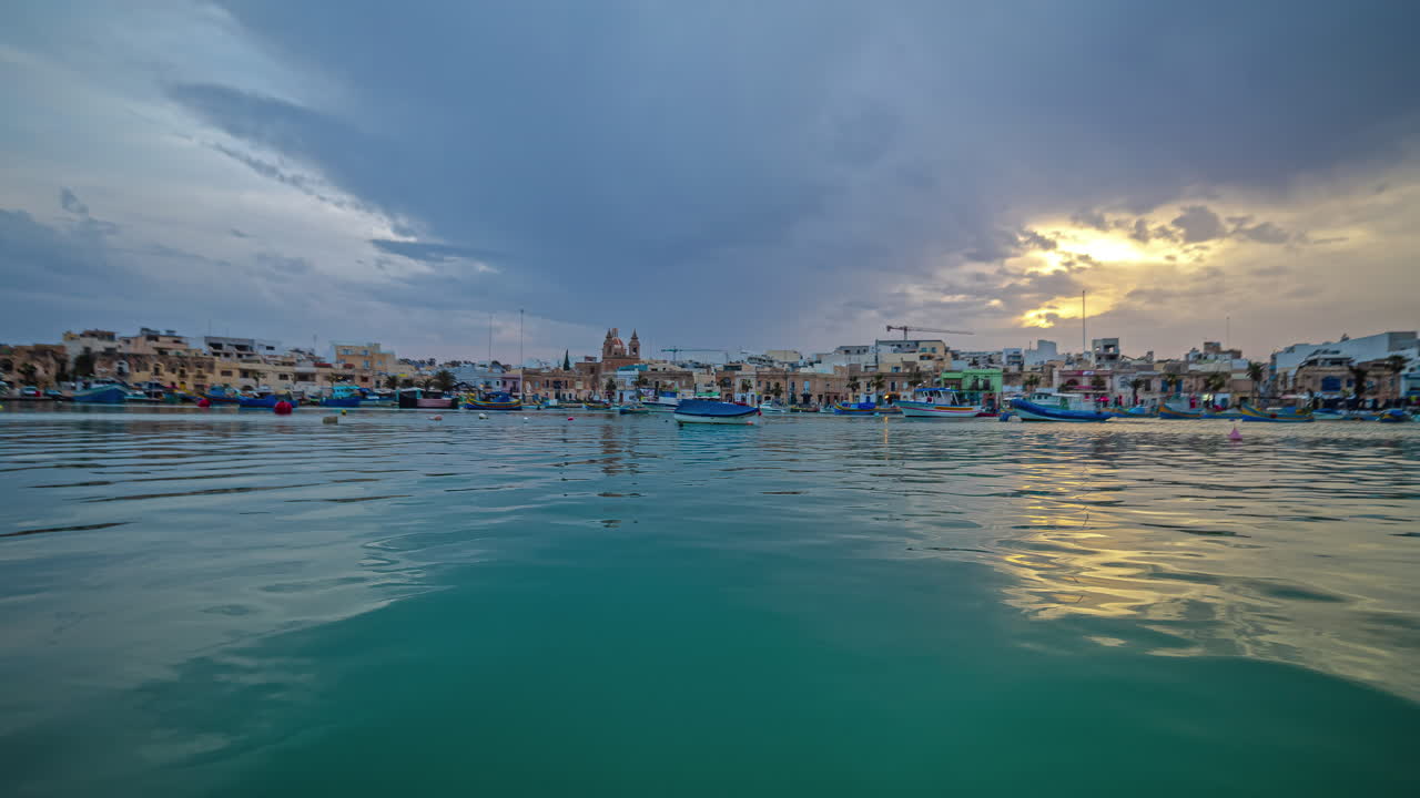 vista panorámica sobre el agua y el puerto deportivo de marsaxlokk en la isla de malta