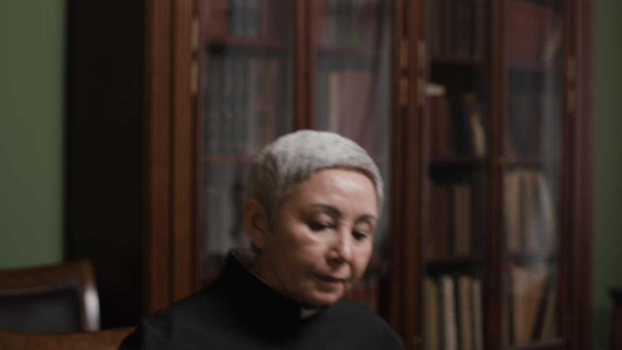 도서관 에 있는 노인 판사