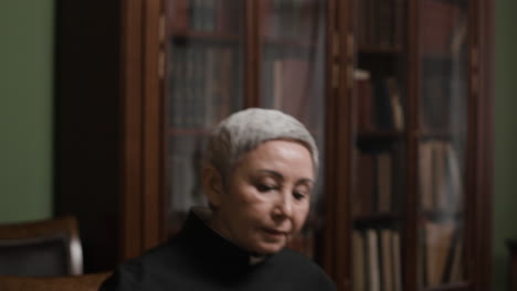 un juez anciano en una biblioteca