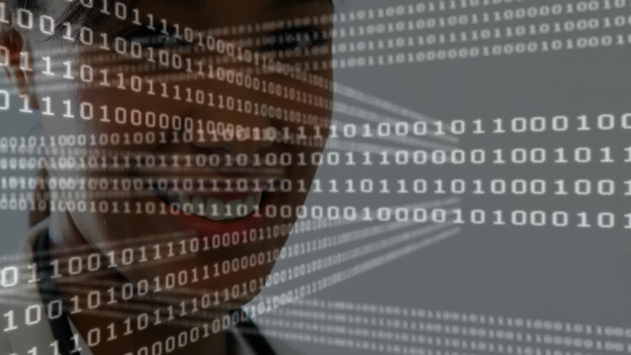 animación del procesamiento de datos sobre una doctora biracial que utiliza una tableta