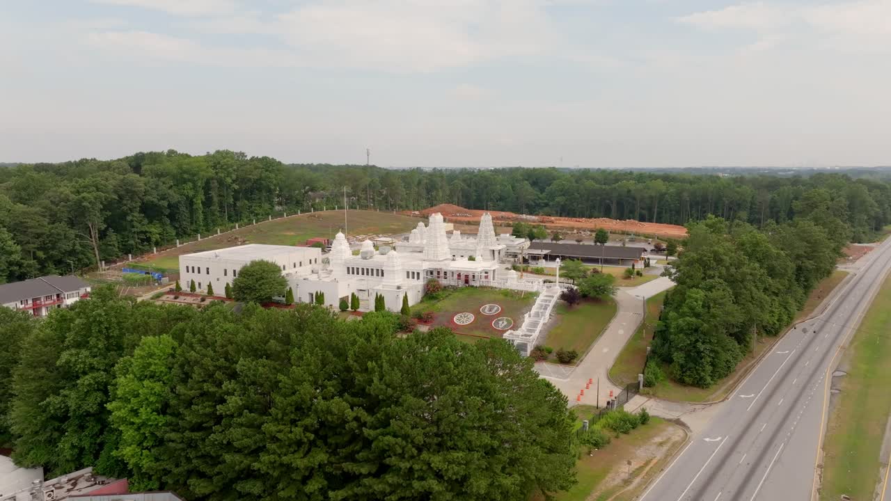 fotografía reveladora de un avión no tripulado del templo hindú de atlanta, georgia