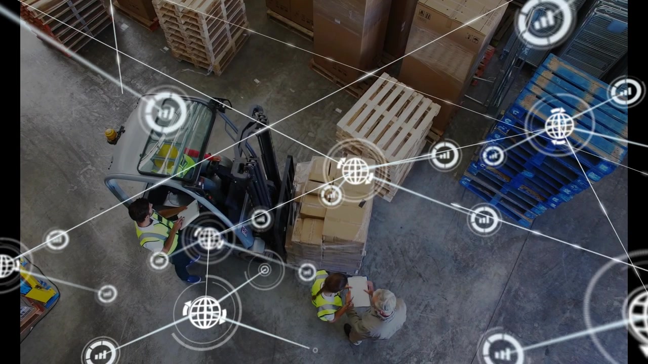 Carrellista che solleva un pallet mentre una donna controlla i documenti, attivando una sovrapposizione logistica per il tracciamento delle merci
